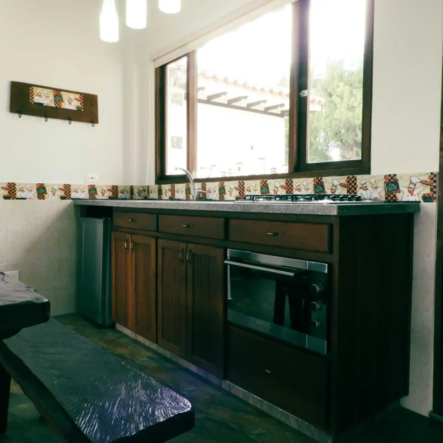 Cocina moderna y rústica de la Casa Zuetana en Zipaquirá, perfecta para alquiler vacacional familiar.