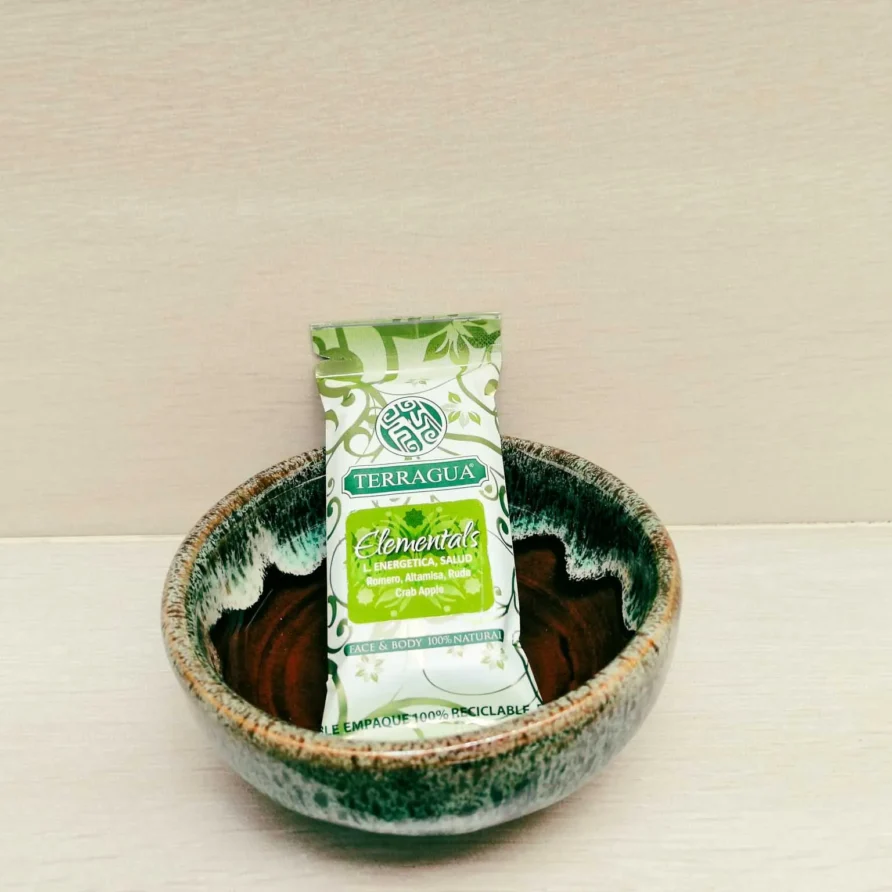 Sachet de producto natural Terragua Elemental's en cuenco artesanal, amenity de baño en Casa Zuetana, Zipaquirá.