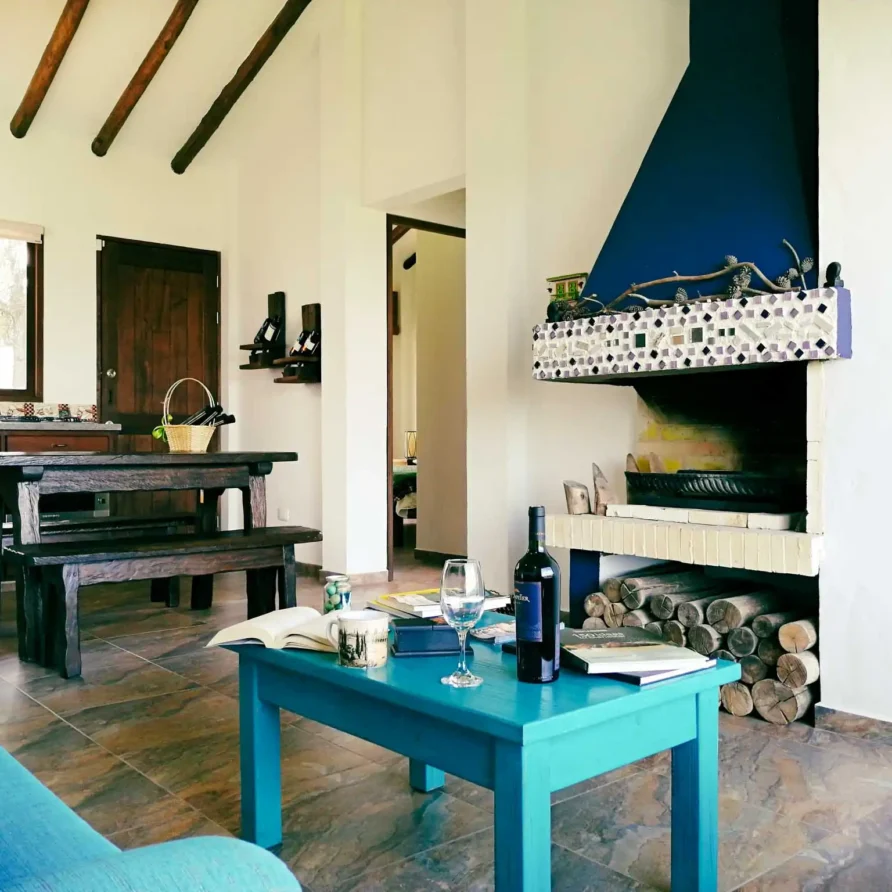 Interior acogedor de Casa Zuetana en Zipaquirá con sala, comedor rústico y chimenea. Ideal para alquiler vacacional.