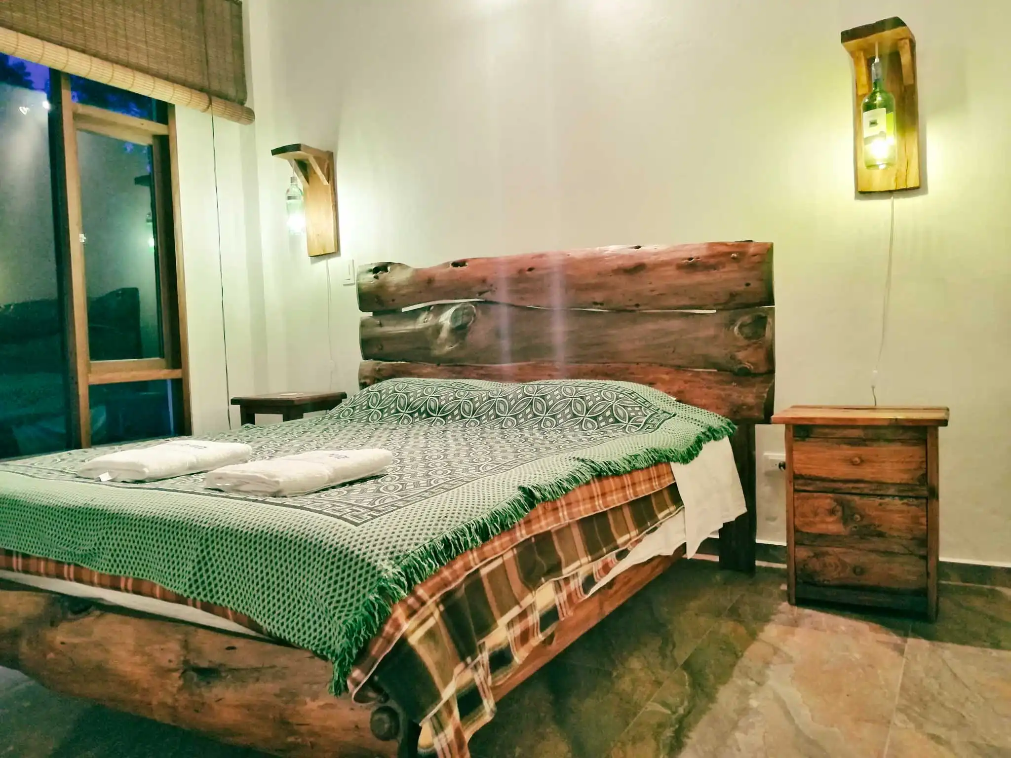 Dormitorio rústico Casa Zuetana en Zipaquirá con cama de madera natural y decoración acogedora para alquiler vacacional.