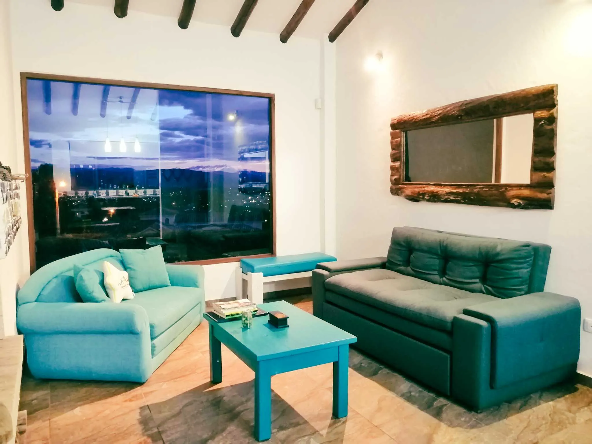 Salón-comedor moderno y rústico en Casa Zuetana, cerca de Zipaquirá, ideal para vacaciones con chimenea y ambiente cálido.