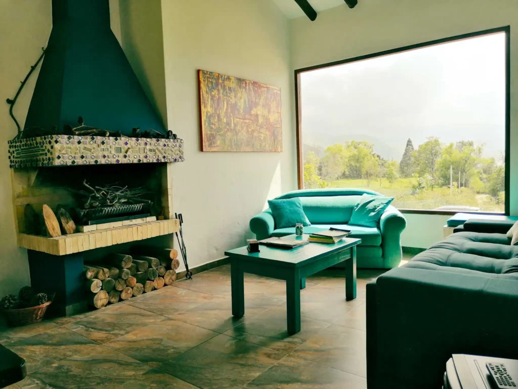 Escapada romántica: El encanto de las casas de campo con chimenea en Villa de Leyva
