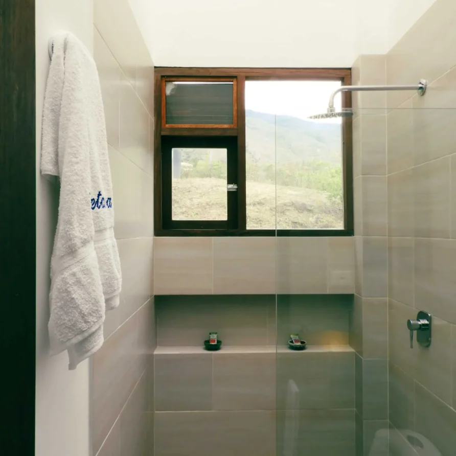 Ducha de baño elegante en Casa Zuetana, alquiler vacacional en Zipaquirá, con vistas panorámicas naturales.