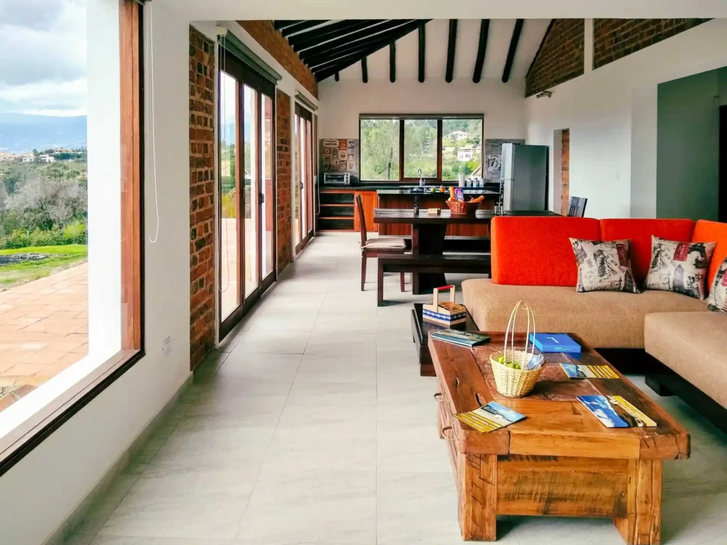 Interior espacioso de Casa Hichatana en Zipaquirá con sala, comedor y cocina, vistas a la naturaleza.