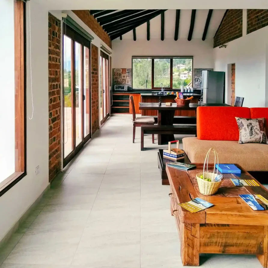 Interior espacioso de Casa Hichatana en Zipaquirá con sala, comedor y cocina, vistas a la naturaleza.