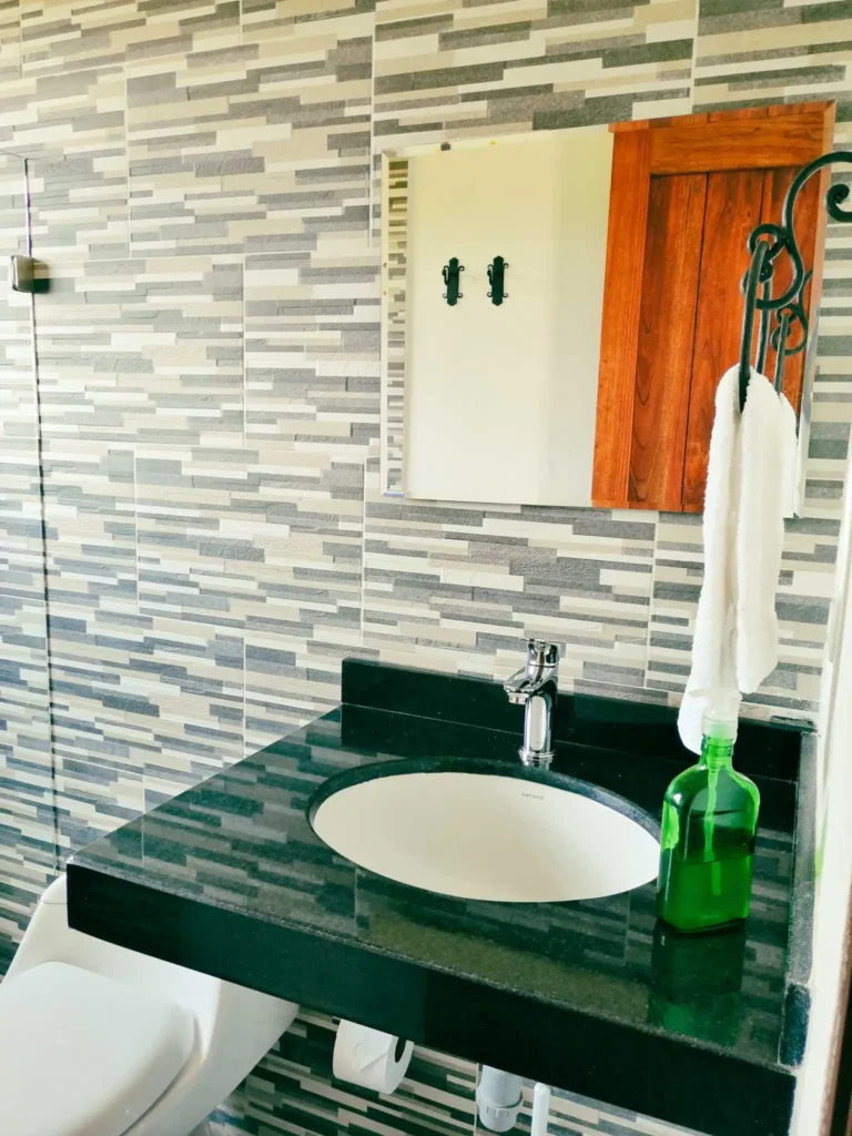 Baño moderno con lavabo y encimera de granito en Casa Hichatana, ideal para alquiler vacacional en Zipaquirá.