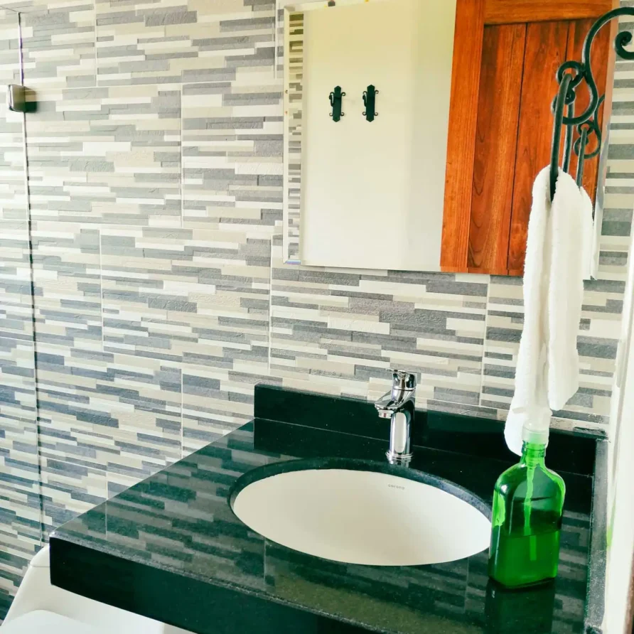 Baño moderno con lavabo y encimera de granito en Casa Hichatana, ideal para alquiler vacacional en Zipaquirá.