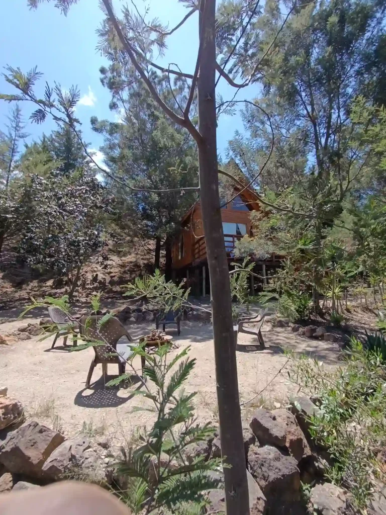 Hotel Hichatana y Zuetana: cabaña el ensueño de madera privada en entorno natural con mobiliario exterior para relajarse.