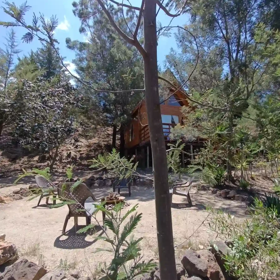 Hotel Hichatana y Zuetana: cabaña el ensueño de madera privada en entorno natural con mobiliario exterior para relajarse.