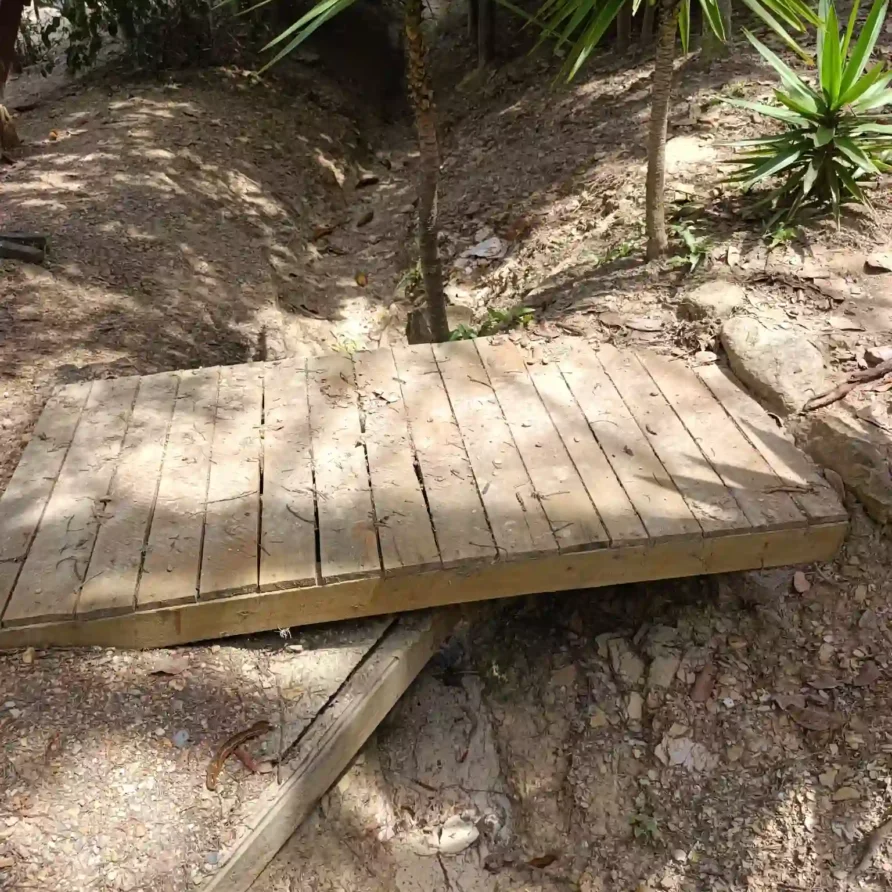 Camino de madera para acceso a casas de campo premium, integrando la naturaleza en Villa de Leyva.