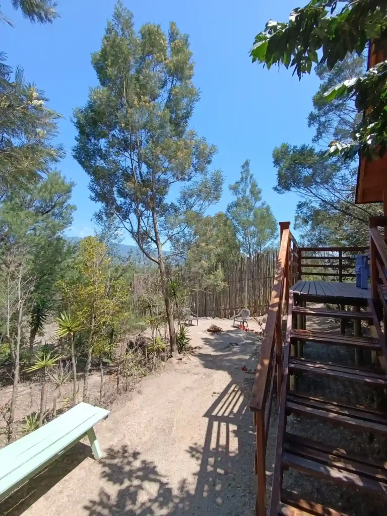 Zona de descanso natural al aire libre con sillas y mesa rústica en Cabaña El Ensueño, Villa de Leyva.