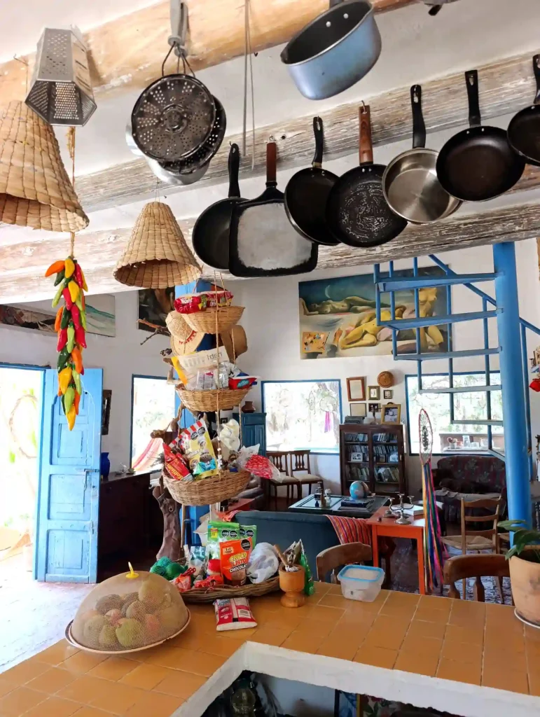 Interior de Cabaña El Ensueño en Villa de Leyva, mostrando cocina rústica y área de estar con decoración auténtica. Hotel Hichatana y Zuetana