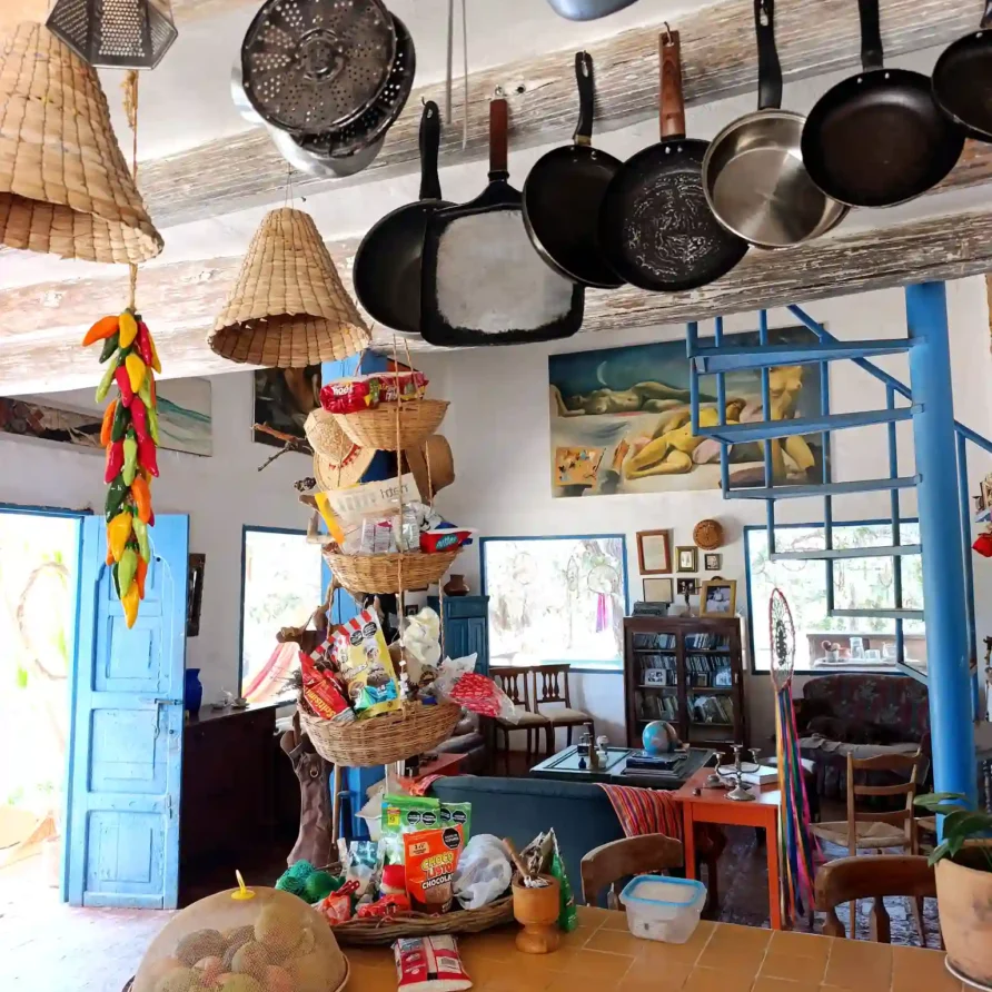 Interior de Cabaña El Ensueño en Villa de Leyva, mostrando cocina rústica y área de estar con decoración auténtica. Hotel Hichatana y Zuetana