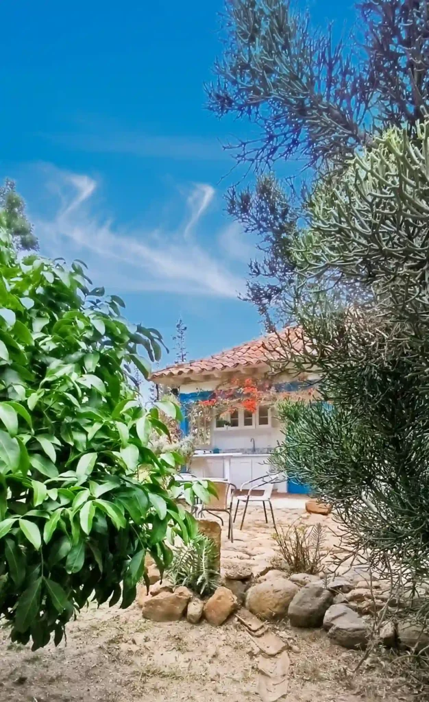 Casa de campo premium en Vereda Monquirá con patio exterior, vegetación natural y detalles azules.