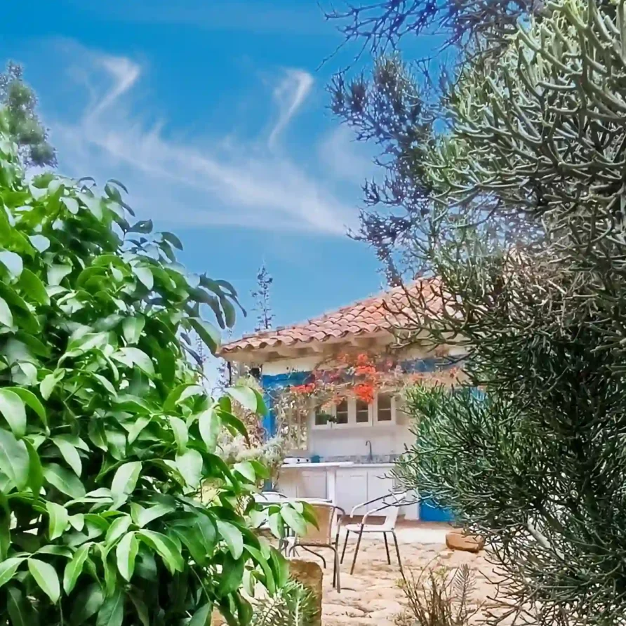 Casa de campo premium en Vereda Monquirá con patio exterior, vegetación natural y detalles azules.