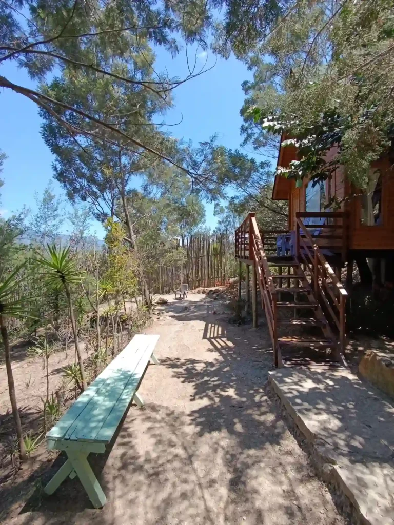 Cabaña de madera 'El Ensueño' con escaleras en entorno natural, Villa de Leyva, Vereda Monquirá.