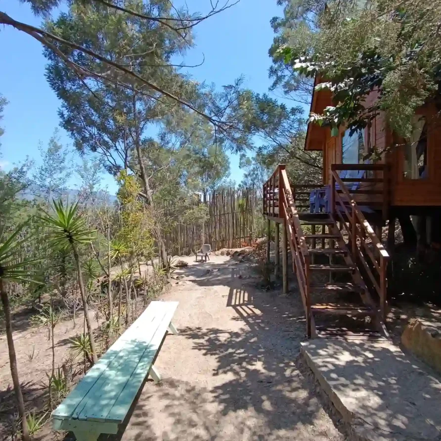 Cabaña de madera 'El Ensueño' con escaleras en entorno natural, Villa de Leyva, Vereda Monquirá.