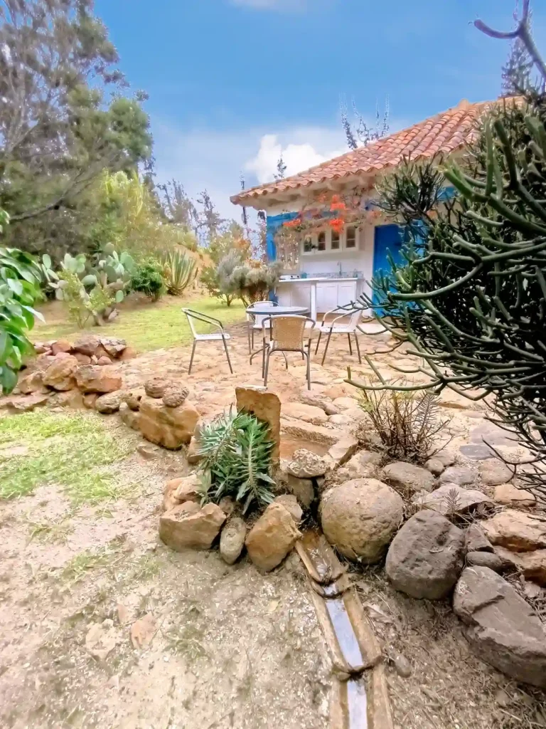 Cabaña El Oteo en Villa de Leyva con patio exterior, jardín rústico y paisaje natural para hospedaje premium.