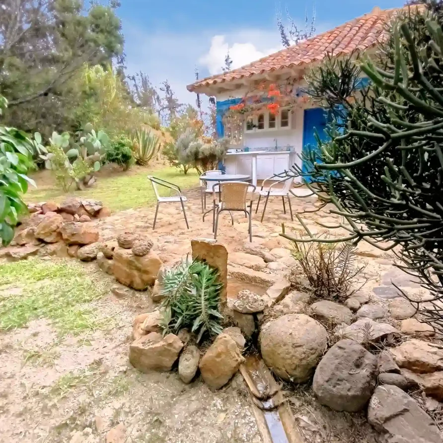 Cabaña El Oteo en Villa de Leyva con patio exterior, jardín rústico y paisaje natural para hospedaje premium.