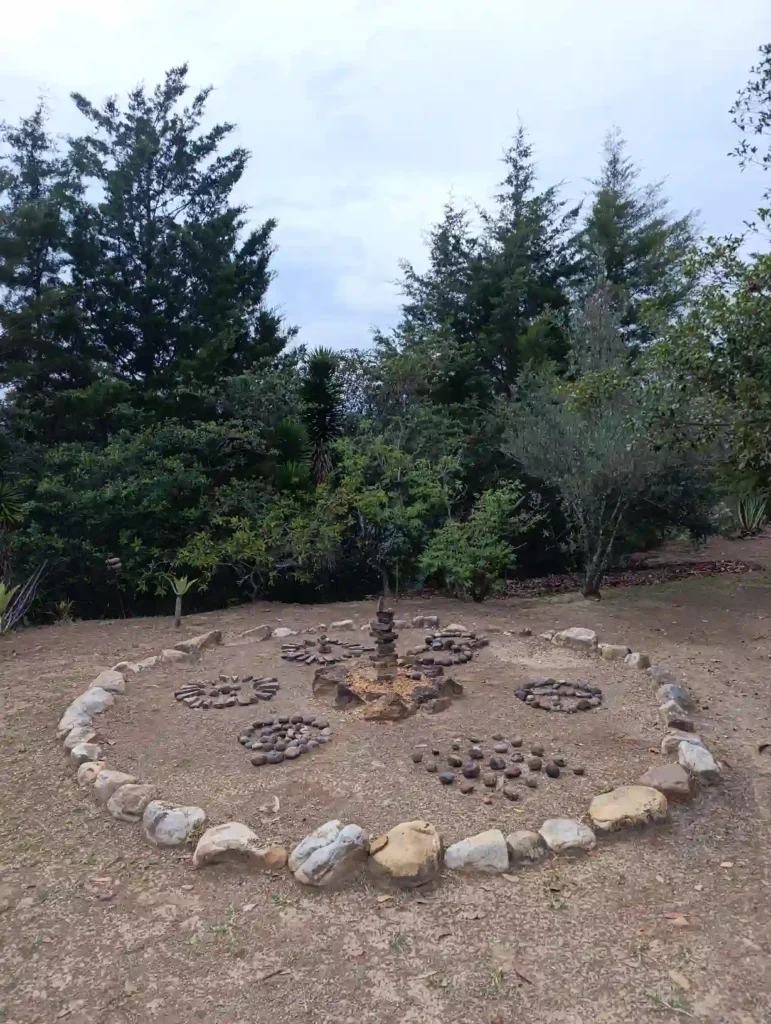 Paisaje con arreglos de piedras y árboles, ideal para la reconexión en una casa de campo de Villa de Leyva.