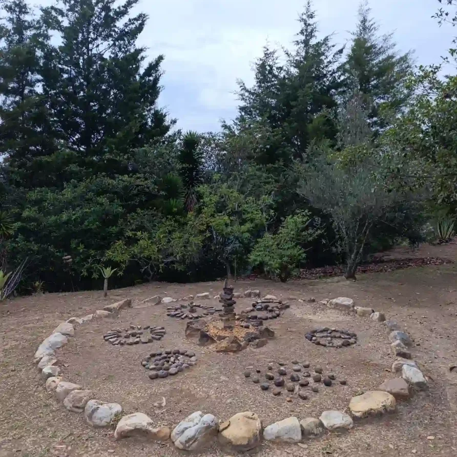 Paisaje con arreglos de piedras y árboles, ideal para la reconexión en una casa de campo de Villa de Leyva.