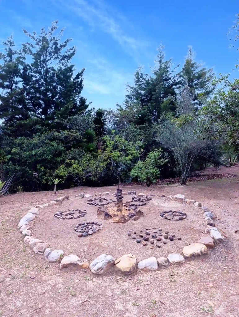 Jardín de rocas con formaciones circulares, ideal para meditación en una cabaña premium en Villa de Leyva.