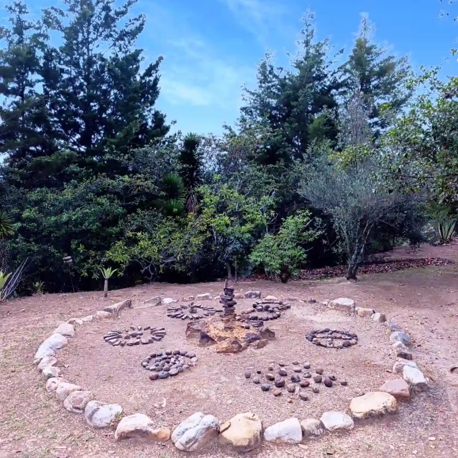 Jardín de rocas con formaciones circulares, ideal para meditación en una cabaña premium en Villa de Leyva.