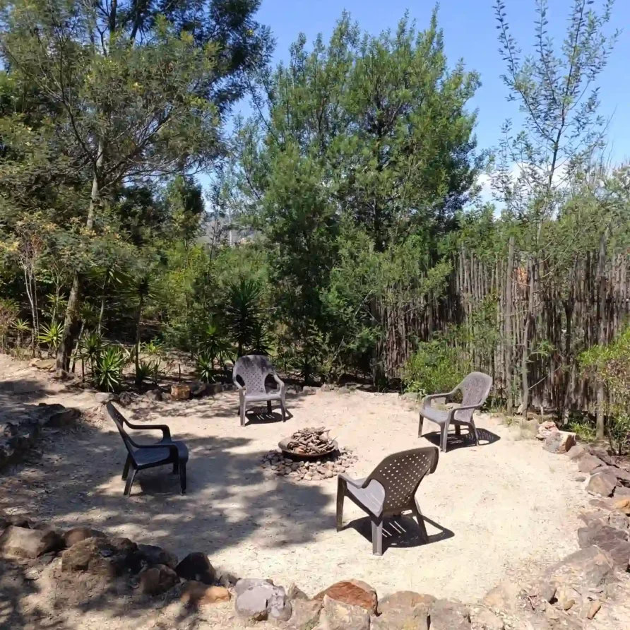 Patio con fogata central y sillas, perfecto para desconectar en un hospedaje natural de Villa de Leyva. Ambiente tranquilo.