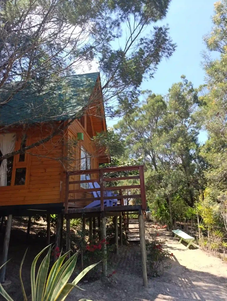 Hospedaje rústico en Cabaña el Ensueño, una cabaña de madera con balcón inmersa en la naturaleza de Vereda Monquirá, en Villa de Leyva