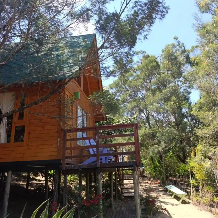 Hospedaje rústico en Cabaña el Ensueño, una cabaña de madera con balcón inmersa en la naturaleza de Vereda Monquirá, en Villa de Leyva