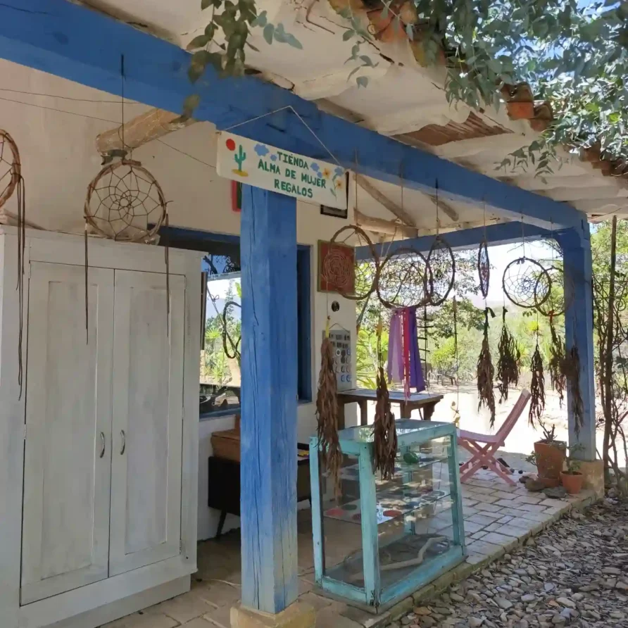Fachada rústica de la Tienda Alma de Mujer en una cabaña de Villa de Leyva, con vigas azules y atrapasueños.