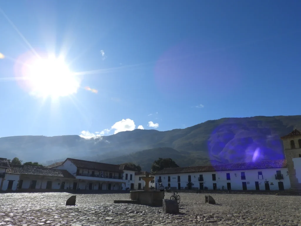 Arquitectura colonial en la plaza de Villa de Leyva, Colombia.