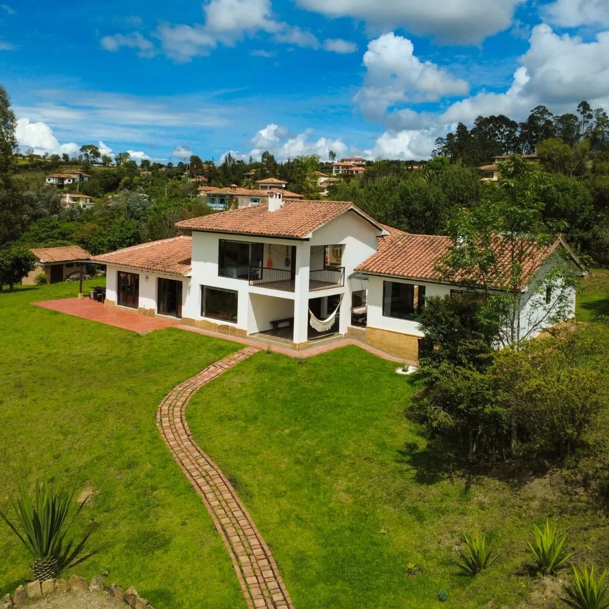 Casa Hichatana en Villa de Leyva con cielo azul.
