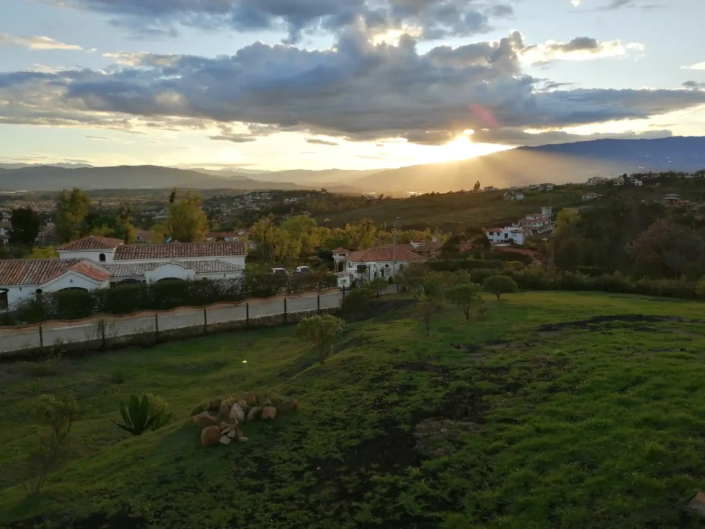 Casas de alquiler vacacional en Villa de Leyva con cielo nublado.
