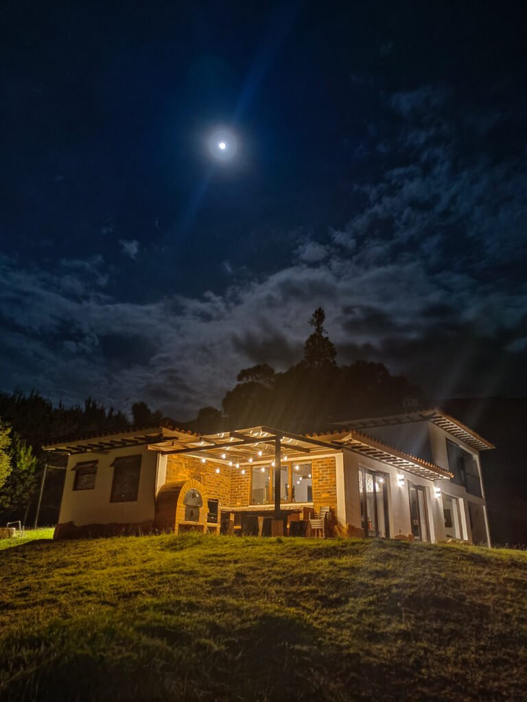 Casa de vacaciones con horno de leña bajo la luz de la luna en Villa de Leyva.