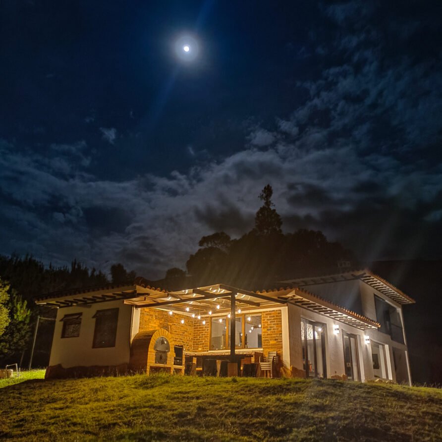 Casa de vacaciones con horno de leña bajo la luz de la luna en Villa de Leyva.