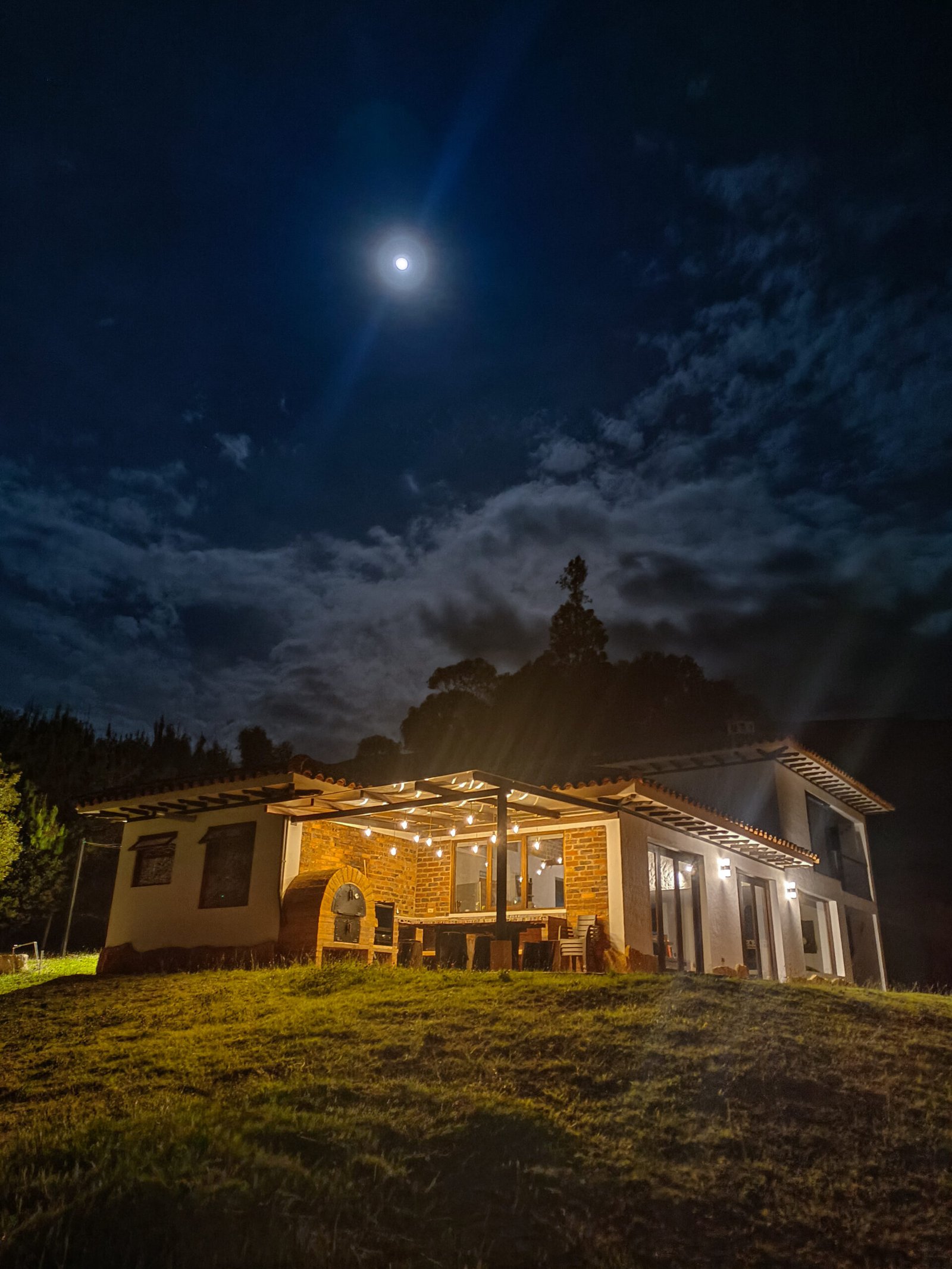 Casa de vacaciones con horno de leña bajo la luz de la luna en Villa de Leyva.