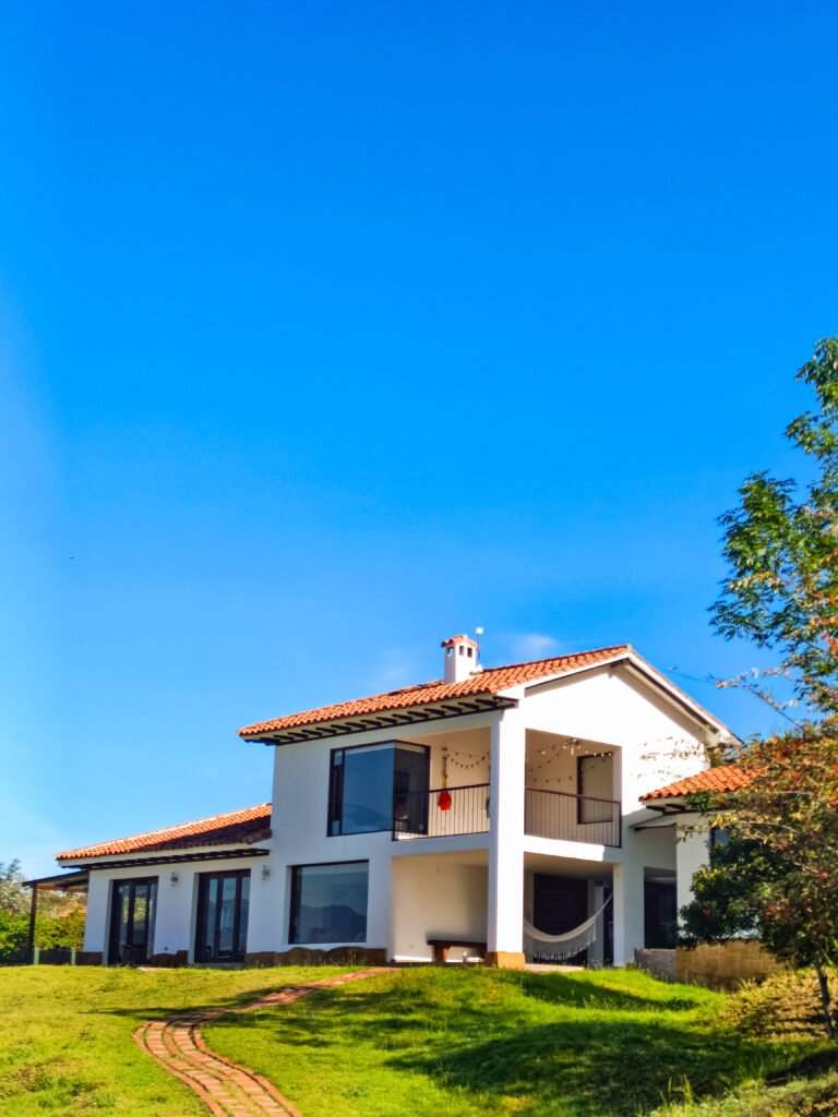 Casa Hichatana: Arquitectura moderna y entorno natural.