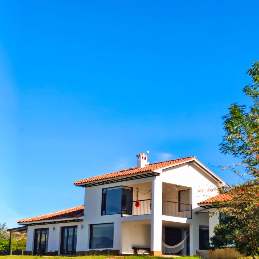 Casa Hichatana: Arquitectura moderna y entorno natural.