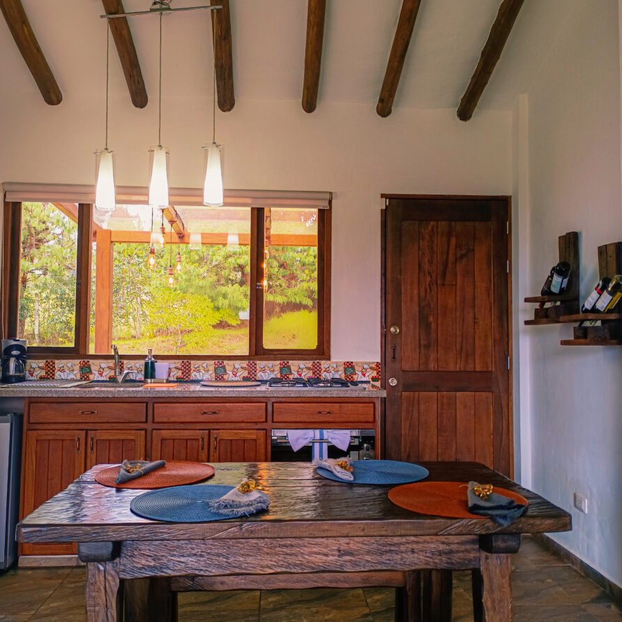 Interior de cocina rústica en Casa Hichatana, Villa de Leyva.