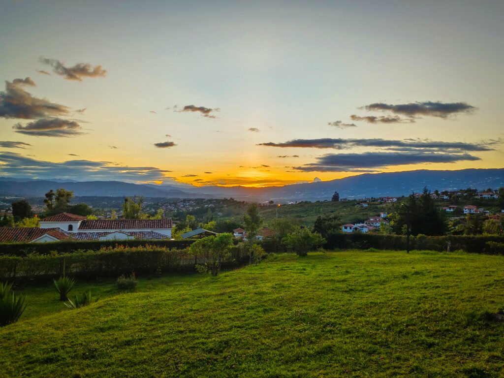 Atardecer sobre casas y campo en Zipaquirá.