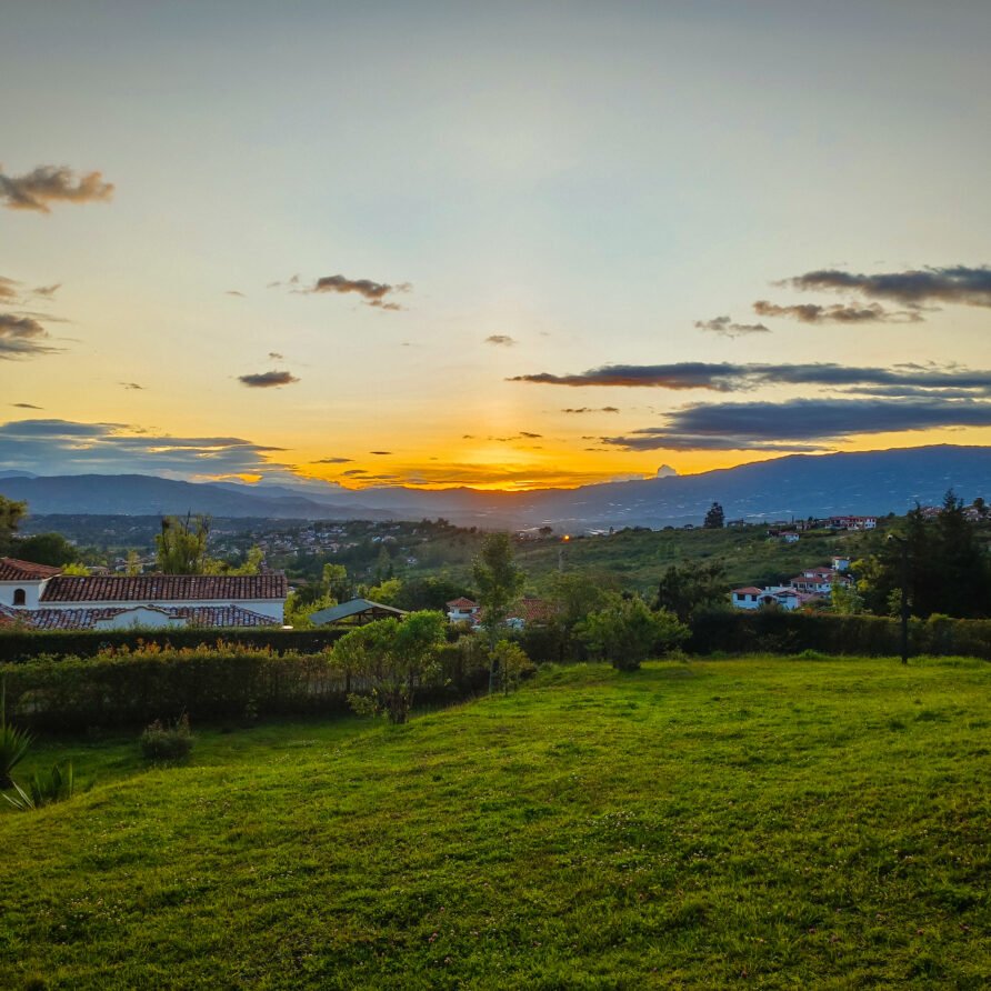 Atardecer sobre casas y campo en Zipaquirá.