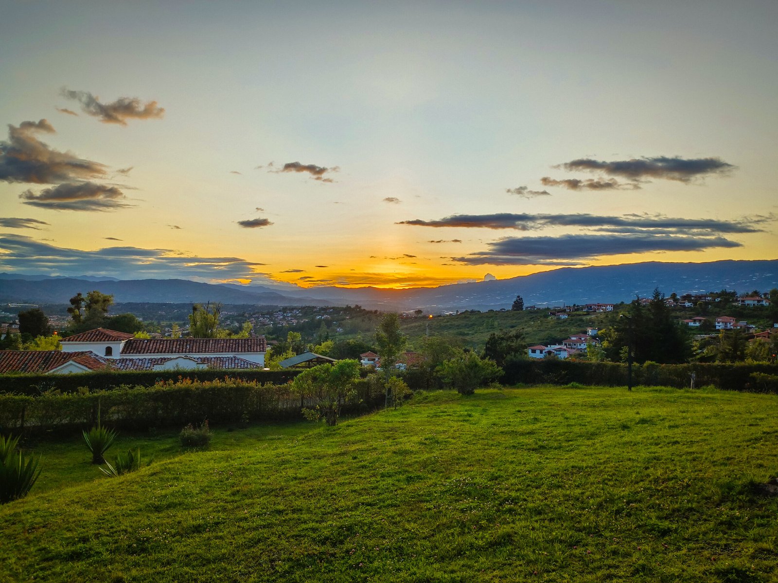 Atardecer sobre casas y campo en Zipaquirá.