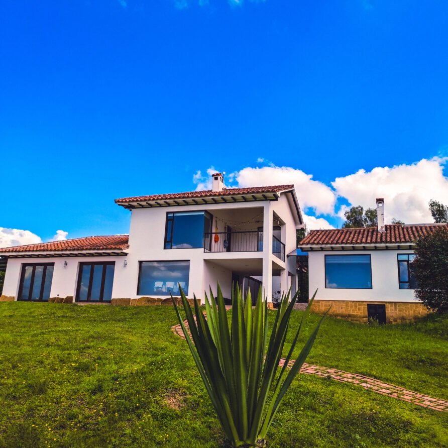Exterior de casa rural con tejas rojas en Zipaquirá, rodeada de naturaleza.