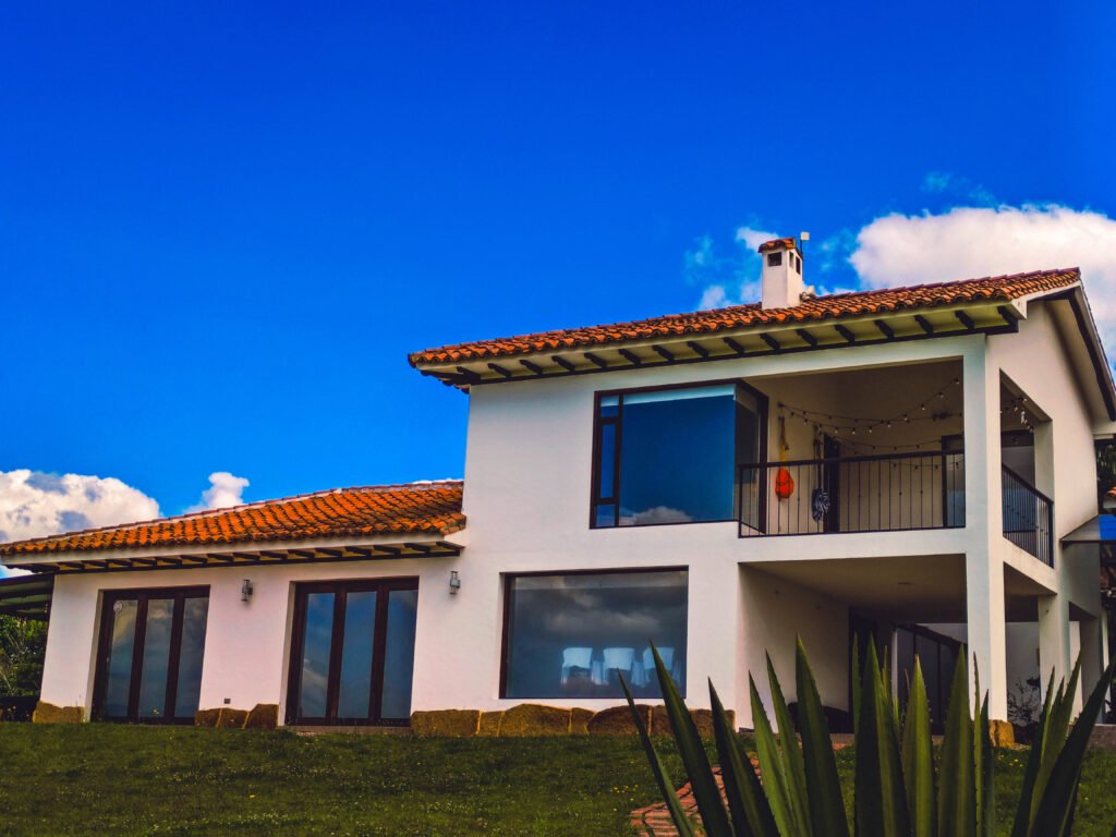 Casa hichatana de alquiler vacacional con cielo azul en Villa de Leyva.